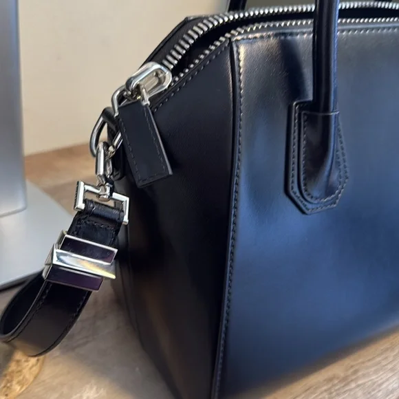 Authentic Givenchy Small Antigona Smooth Leather - Picture 5 of 10